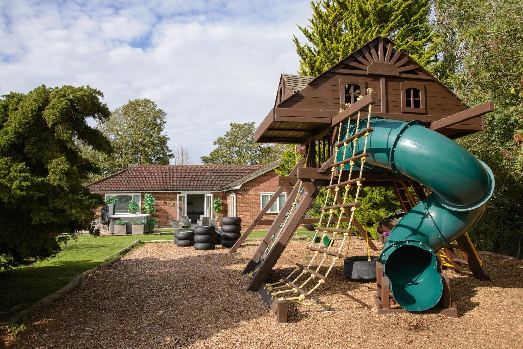 Deluxe 4 Or 5 Bed House With Hot Tub, Cinema Room Sleeps 15 Saffron Walden Εξωτερικό φωτογραφία
