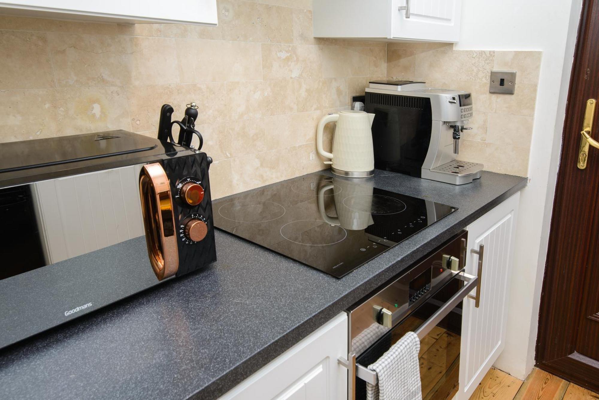 Deluxe 4 Or 5 Bed House With Hot Tub, Cinema Room Sleeps 15 Saffron Walden Εξωτερικό φωτογραφία
