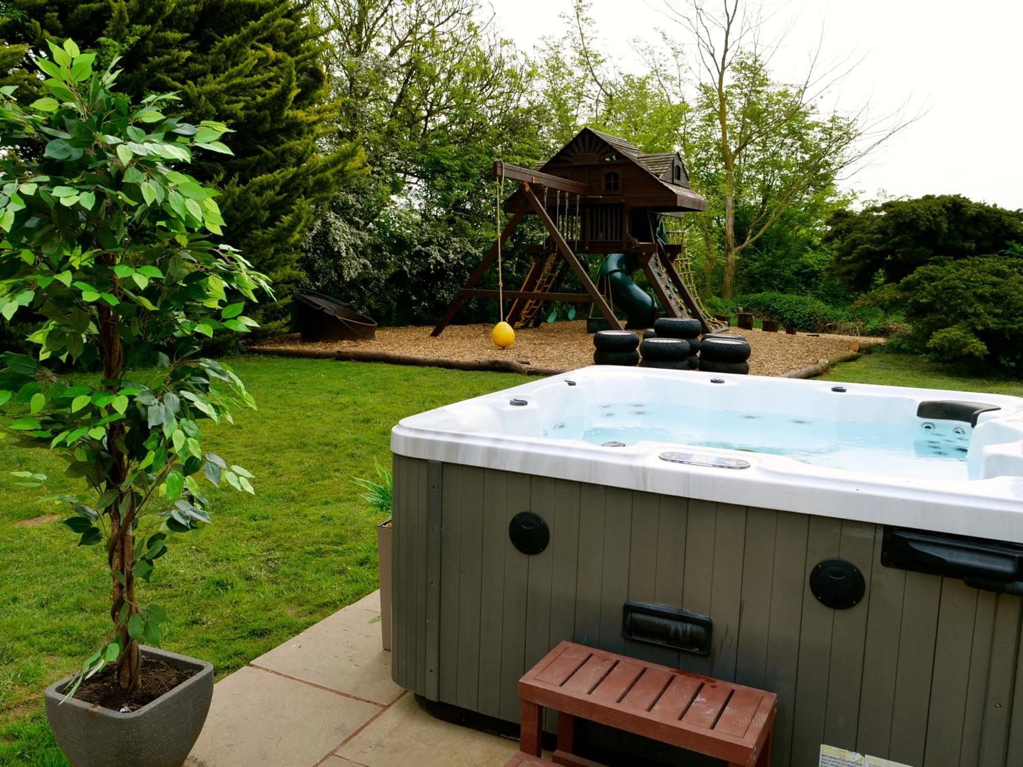 Deluxe 4 Or 5 Bed House With Hot Tub, Cinema Room Sleeps 15 Saffron Walden Εξωτερικό φωτογραφία