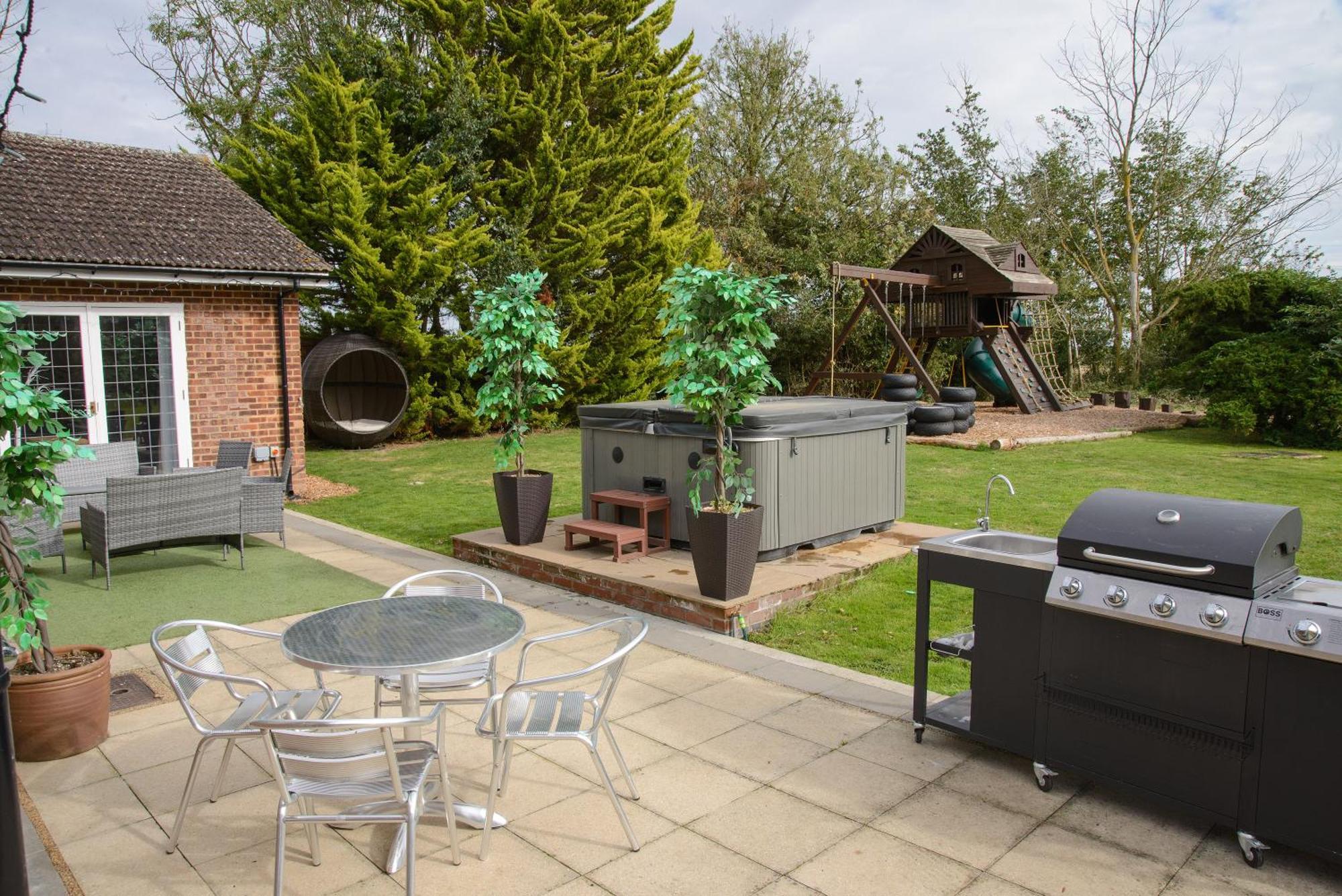 Deluxe 4 Or 5 Bed House With Hot Tub, Cinema Room Sleeps 15 Saffron Walden Εξωτερικό φωτογραφία