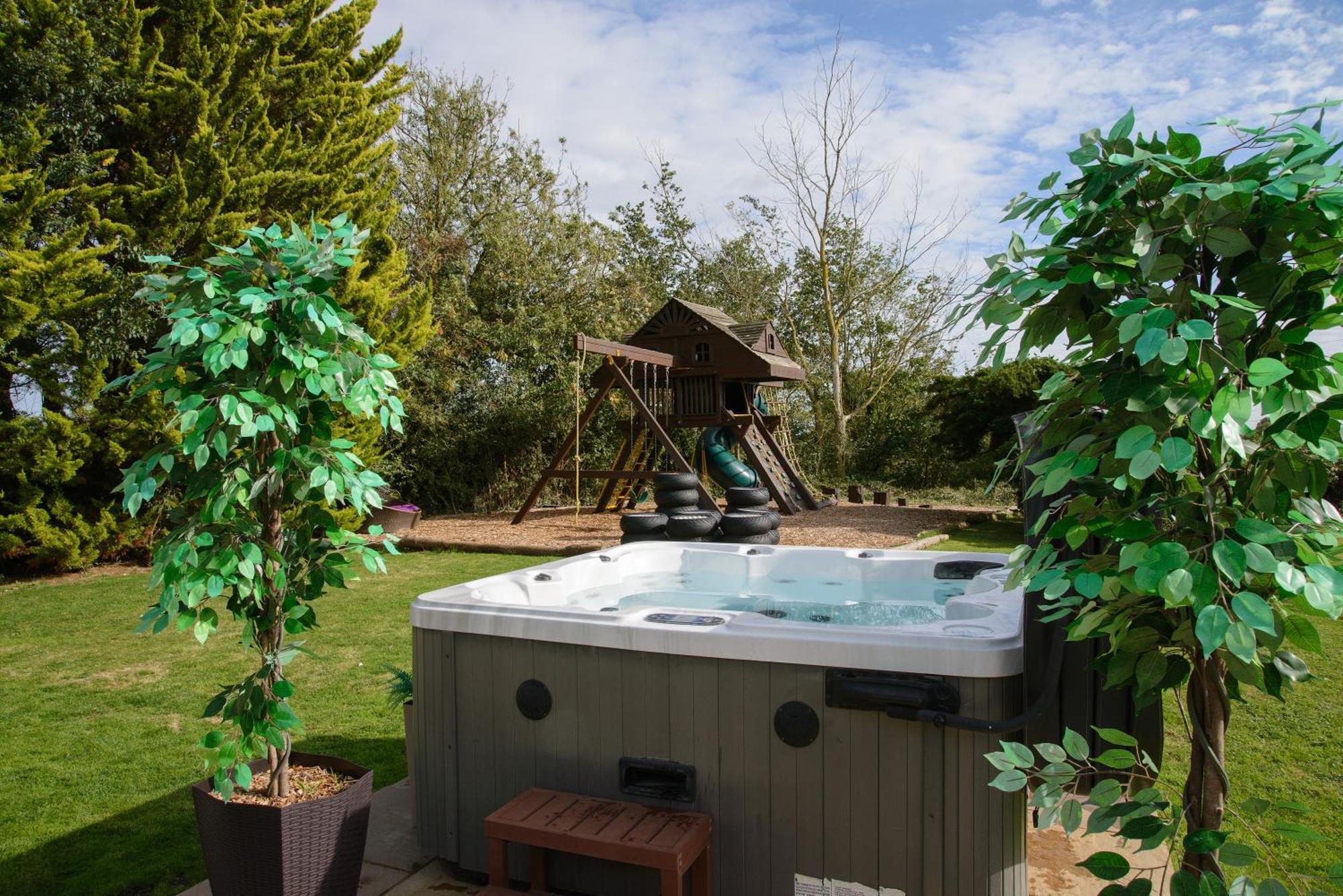Deluxe 4 Or 5 Bed House With Hot Tub, Cinema Room Sleeps 15 Saffron Walden Εξωτερικό φωτογραφία