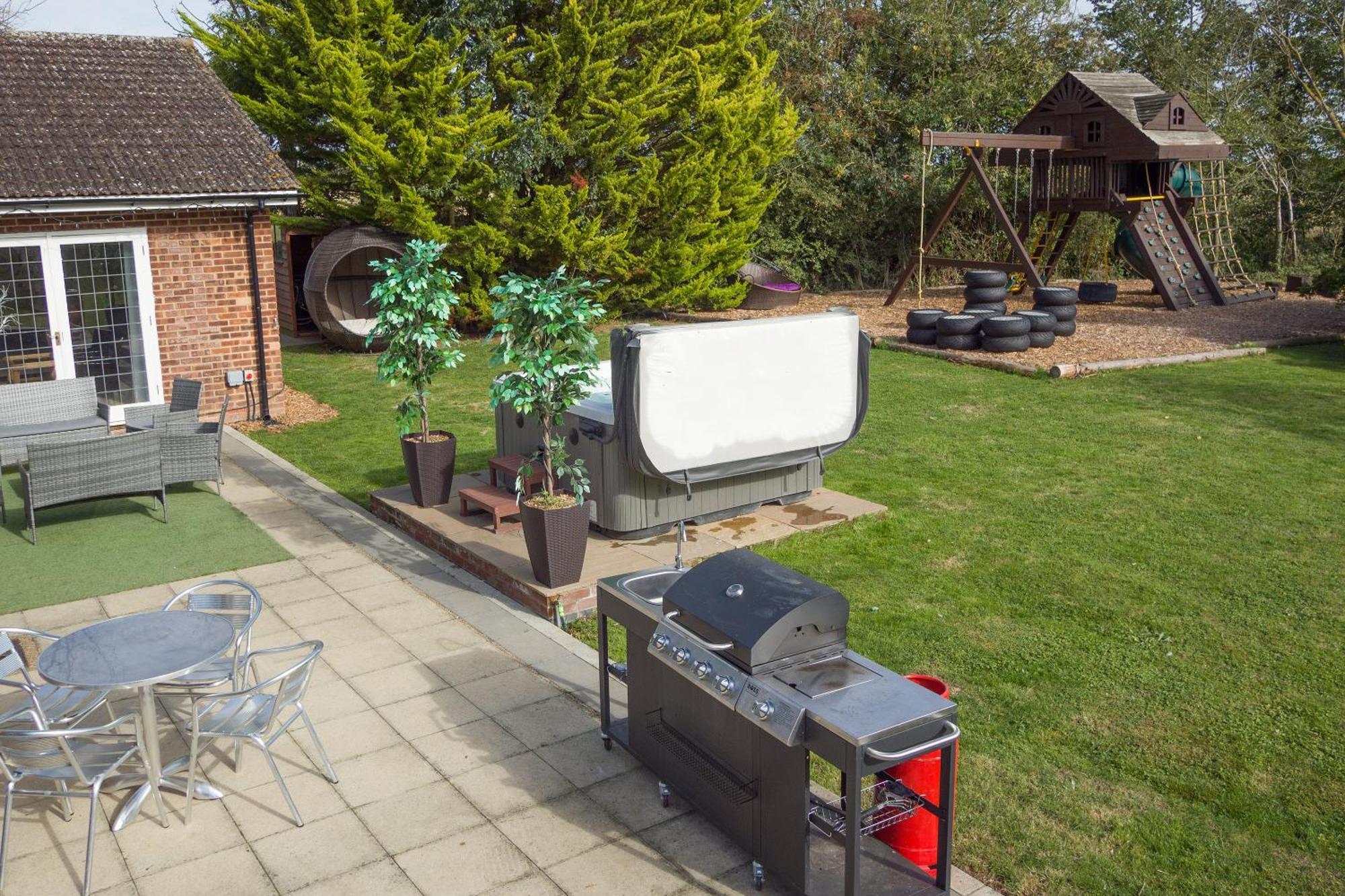 Deluxe 4 Or 5 Bed House With Hot Tub, Cinema Room Sleeps 15 Saffron Walden Εξωτερικό φωτογραφία