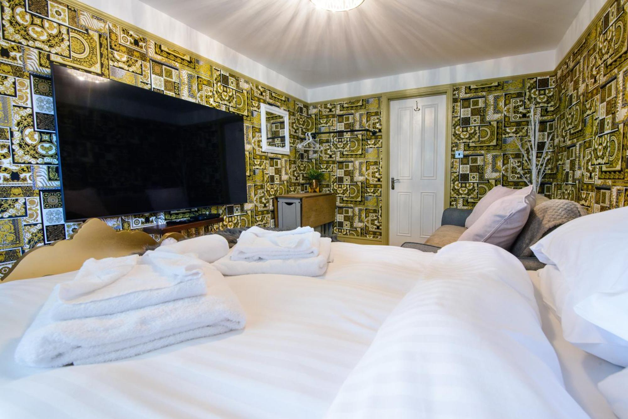 Deluxe 4 Or 5 Bed House With Hot Tub, Cinema Room Sleeps 15 Saffron Walden Εξωτερικό φωτογραφία