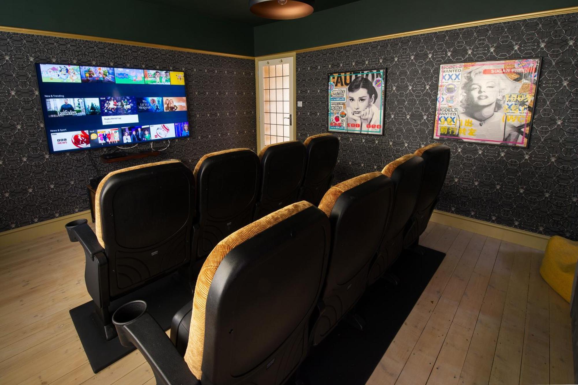 Deluxe 4 Or 5 Bed House With Hot Tub, Cinema Room Sleeps 15 Saffron Walden Εξωτερικό φωτογραφία