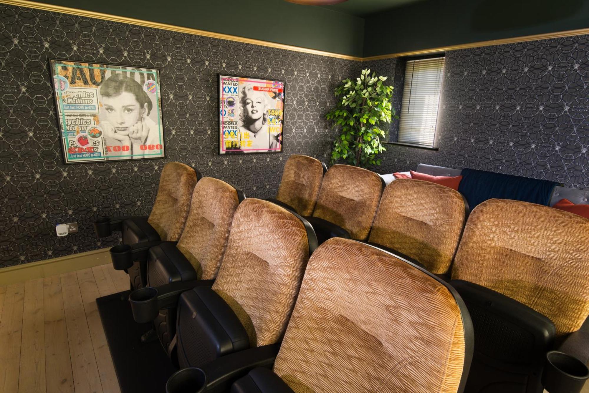 Deluxe 4 Or 5 Bed House With Hot Tub, Cinema Room Sleeps 15 Saffron Walden Εξωτερικό φωτογραφία
